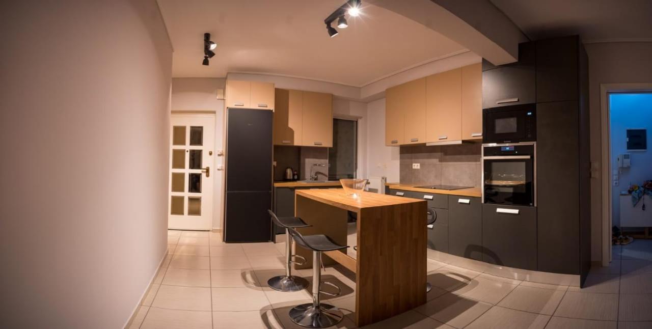 피레아스 It Is A Pleasant, Modern, Functional House! 아파트 외부 사진